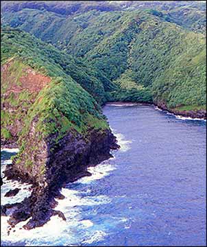 O'o'puola point Maka'iwa Bay - Bob Hobdy photo 1980s